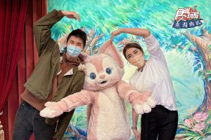 ▲小禎、胡釋安到香港迪士尼遊玩。（圖／TVBS提供）