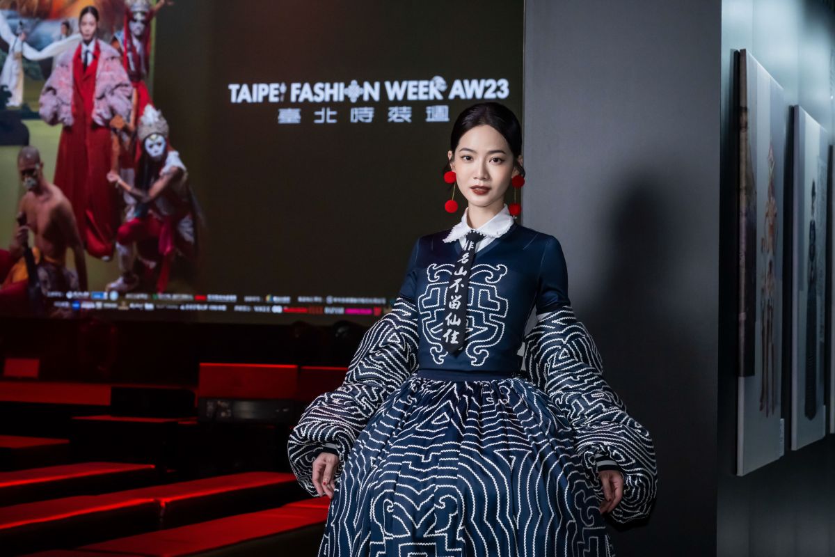 ▲曾之喬穿「女王裝」笑喊不該有伴，將與老公辰亦儒旅遊。（圖／2023臺北時裝週提供）