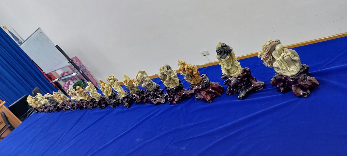 ▲青田石雕刻而成的十八羅漢也在本次拍賣會中進行拍賣。（圖／法務部行政執行署新竹分署）