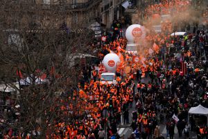 法國反年改第7度全國示威　罷工釀街頭垃圾堆積
