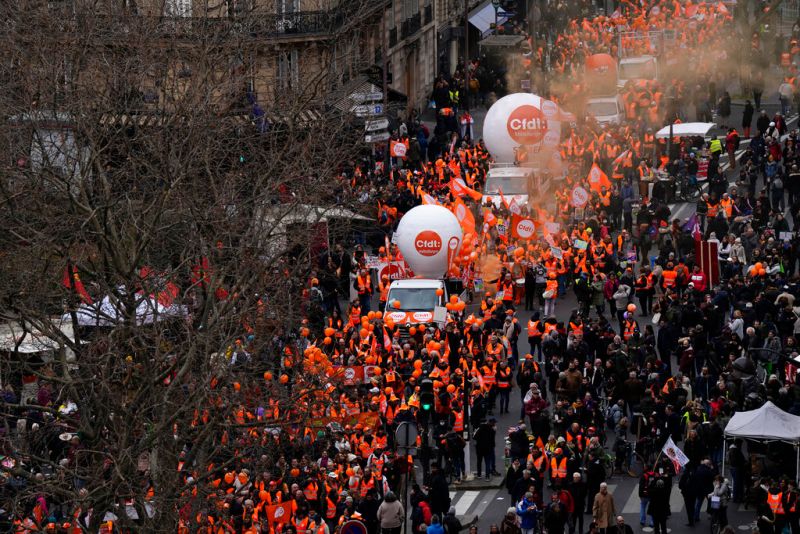 ▲法國工會團體發動反年金改革法案的罷工抗議，許多民眾走上街頭遊行。圖為巴黎街頭一景。（圖／美聯社／達志影像）