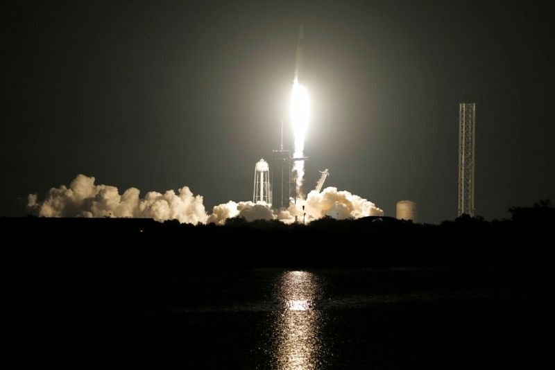 ▲美國太空探索科技公司（SpaceX）獵鷹9號（Falcon 9）火箭運送太空人前往國際太空站任務喊卡。資料照。（圖／美聯社／達志影像）