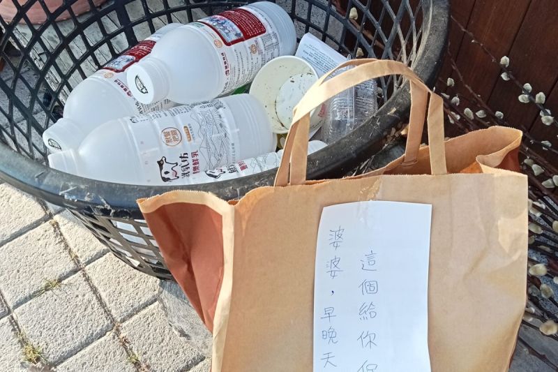 ▲原PO在台南某間餐廳外的回收籃旁看到一個手提袋。（圖／臉書社團《路上觀察學院》） 
