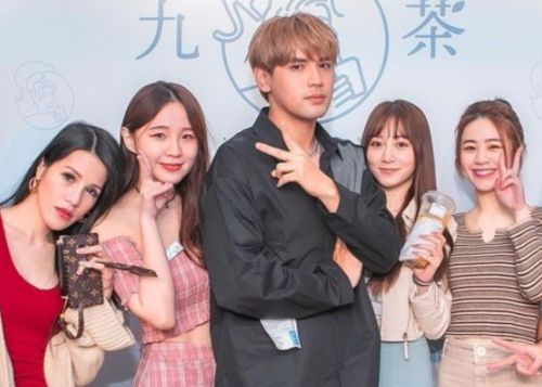 ▲陳零九（中）與前女友呼呼（左2）愛情長跑10年，卻因爆出劈腿篠崎泫（右2）導致分手。（圖／呼呼IG@huhulin710）