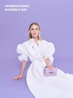 曬父親送「千元名牌包」被嘲笑 小CK力挺少女拍時尚廣告 ▲CHARLES & KEITH國際婦女節專屬包款,特別邀請不同國家及種族背景的女性同仁們齊聚一堂,與專業模特兒一同攜手拍攝形象照。(圖/CHARLES & KEITH提供)