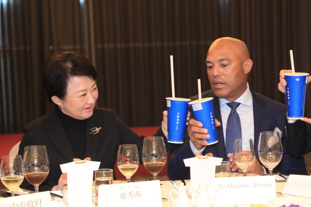 ▲市長盧秀燕介紹台中是珍珠奶茶，李維拉好奇地舉杯端詳(圖／市政府提供2023.3.8)