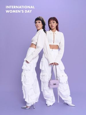 曬父親送「千元名牌包」被嘲笑 小CK力挺少女拍時尚廣告 ▲時常透過多元活動,響應並提倡性別平等議題的CHARLES & KEITH。國際婦女節特別打造Alia花之精靈鍊條包。(圖/CHARLES & KEITH提供)