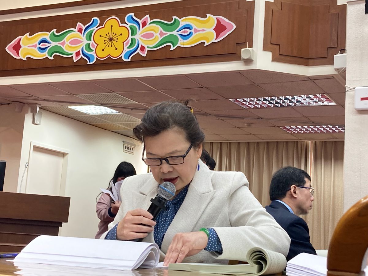 ▲國民黨立委賴士葆質疑「編列500億預算挹注台電有這麼急嗎？」經濟部長王美花表示，台電確實「又急又窮」。（圖／記者鄭妤安攝影）