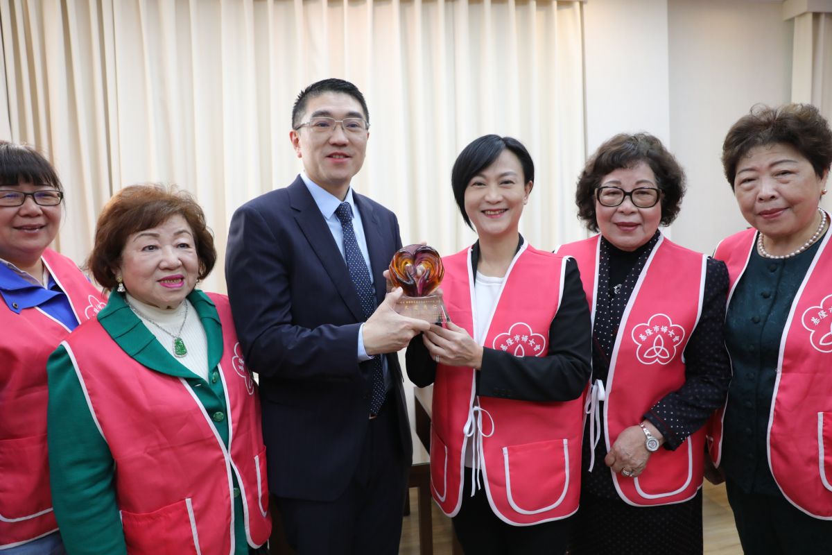 ▲謝國樑接見基隆婦女會代表，與會時也說到支持興建基隆捷運，但要爭取降低地方負擔的最佳條件。（圖 ／基隆市政府提供）