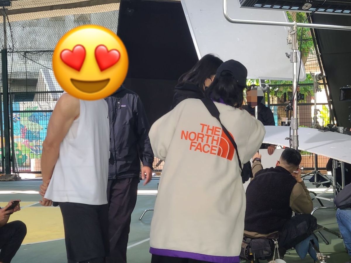 ▲一名網友在路邊巧遇坤達拍廣告，並拍下對方帥樣PO上網。（圖／翻攝自臉書社團「我是士林人、我是北投人、我是大同人【士林區、北投區、大同區】」）