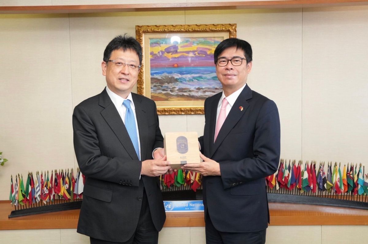 ▲陳其邁市長（右）致贈與熊本市大西一史市長（左）高雄特色伴手禮。（圖／高雄市政府提供）