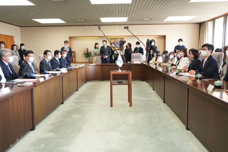 ▲高雄市長陳其邁率高市府訪團、議長康裕成率市議員拜會友好城市熊本市政府。(圖/高雄市政府提供)