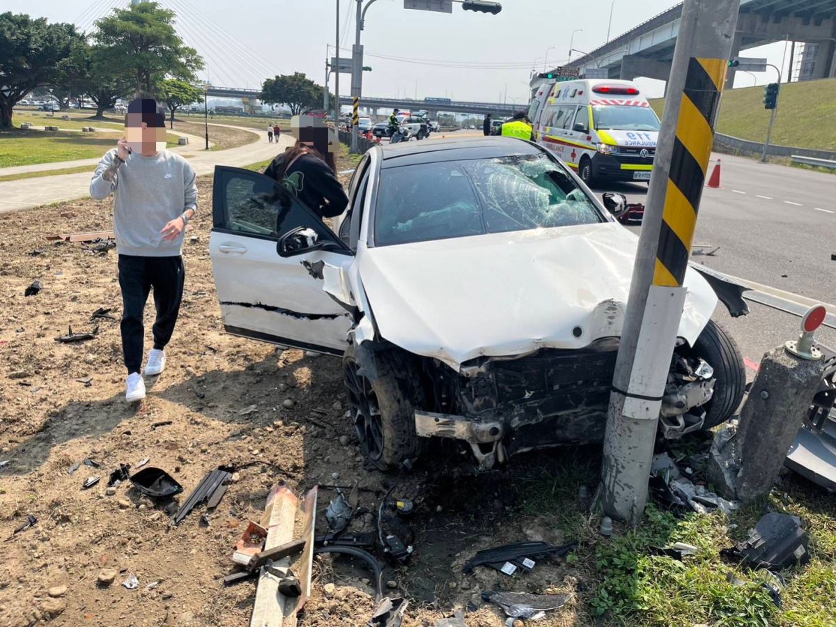 ▲許男騎機車行經新北市三重區疏洪五路二段15號越堤道，與違規逆向行駛的李男發生碰撞，許男連人帶車噴飛，並在在空中「旋轉五圈」後遭輾斃。（圖／翻攝畫面）