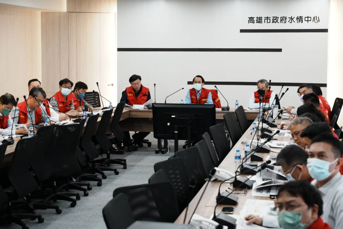 ▲為因應今天起水情燈號改為黃燈夜間減壓供水，高市府副市長林欽榮在召開旱災應變會議強調，不可因減壓供水影響民生用水。（圖／高市府提供）