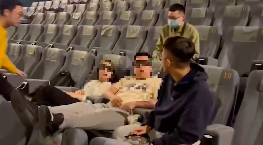 ▲天道盟太陽會涉嫌販毒嫌犯，被逮補前正和女友在電影院看電影。（圖／翻攝畫面）