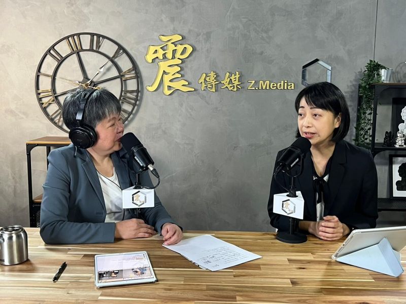 ▲時代力量黨主席王婉諭(右)表示,時力是支持全民國防,但《全動法》修法過程民進黨太草率、太鴨霸。(圖/新聞不芹菜節目提供)