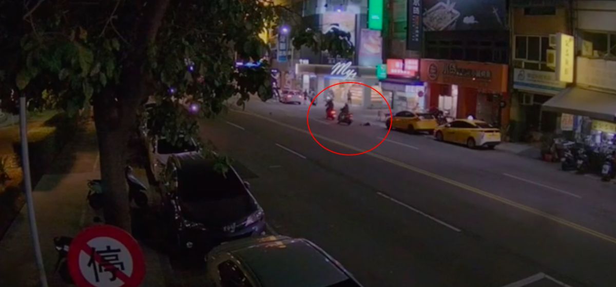 ▲台中一名陳姓男童，為了追彈到路中的球，和騎士碰撞摔倒在地。（圖／翻攝自記者爆料網）