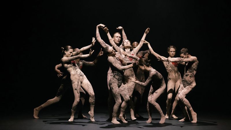 ▲以色列L-E-V舞團將帶來《心碎蠻荒之旅》舞作，邀請DIOR創意總監量身打造透膚紋身舞衣。（圖／Stefan Dotter攝，兩廳院提供）