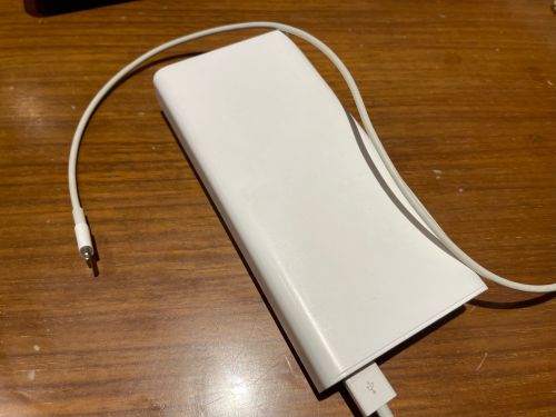 ▲ 行動電源務必帶在身上不能托運，如含有鋰金屬電池的產品，鋰含量不得超過2公克；鋰離子電池不得超過100Wh（瓦特／小時）。（圖／記者汪睿琦攝）