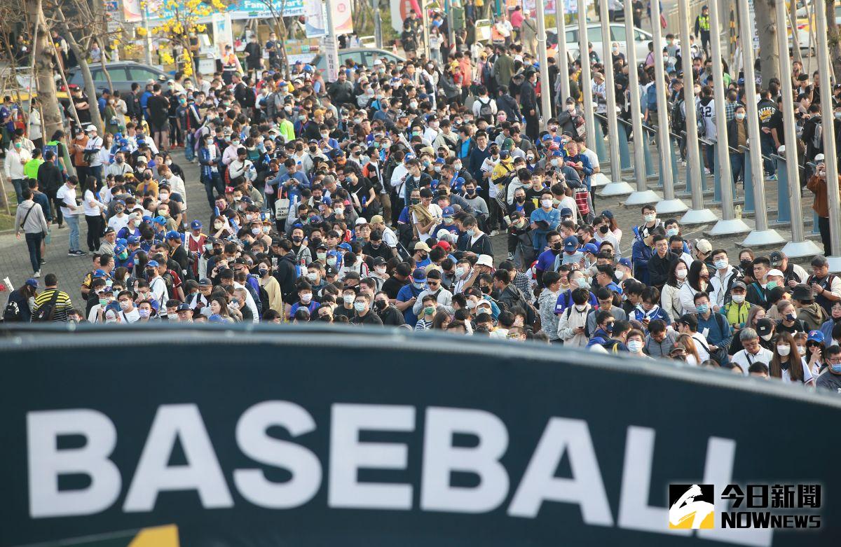 ▲中華隊今晚大戰義大利，爭取晉級八強賽門票，主辦單位悍創行銷表示，今晚中義大戰2萬張門票已經全部賣光，滿場球迷集氣為中華隊加油！（圖／記者葉政勳攝）