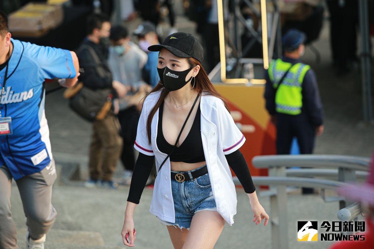 ▲各地高溫紛紛突破攝氏30度，台南更標出攝氏37度的高溫，全台熱到變烤蕃薯。（圖／記者葉政勳攝 ）