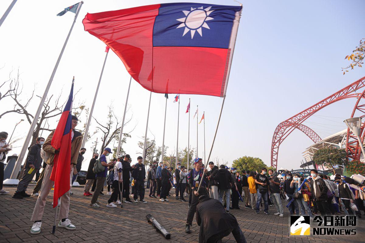 ▲2023 WBC經典賽中華隊首場出戰巴拿馬，有球迷自帶大面國旗準備進場為中華隊加油。（圖／記者葉政勳攝 , 2023.03.08）