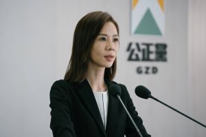 ▲謝盈萱在《人選之人-造浪者》飾演黨部文宣部副主任、發言人。(圖/Netflix) ▲謝盈萱在《人選之人-造浪者》飾演黨部文宣部副主任、發言人。(圖/Netflix)