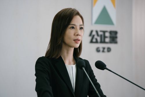 ▲謝盈萱在《人選之人-造浪者》飾演黨部文宣部副主任、發言人。（圖／Netflix）
