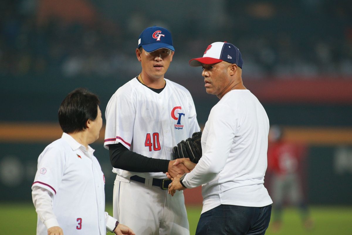 ▲大聯盟傳奇守護神Mariano Rivera(右)與前洋基隊友王建民(左)擔任開球投捕（圖／葉政勳攝）