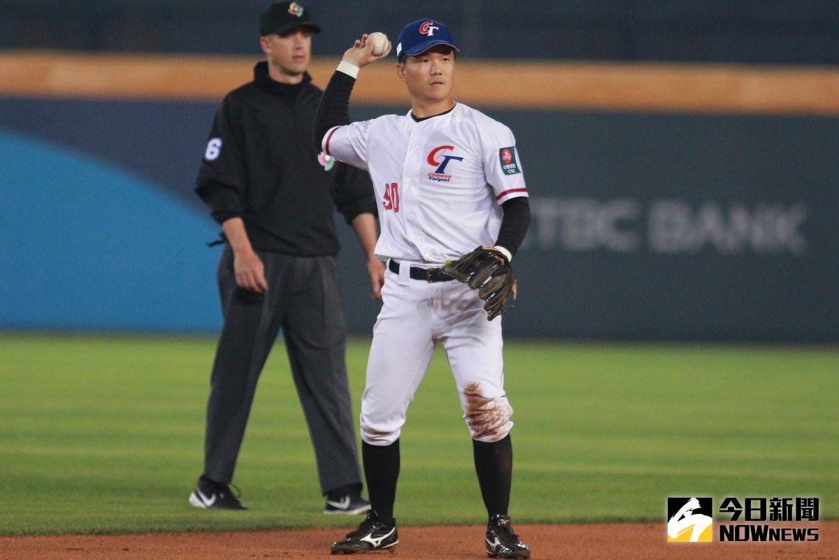 ▲WBC世界棒場經典賽中華巴拿馬之戰，江坤宇在2萬名球迷面前展現穩定守備，讓「東哥」黃忠義大讚有大將之風。（圖／記者葉政勳攝）