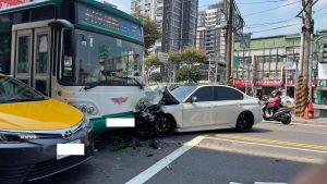 無照駕駛又闖紅燈！BMW逆向暴衝撞公車　再波及3汽機車
