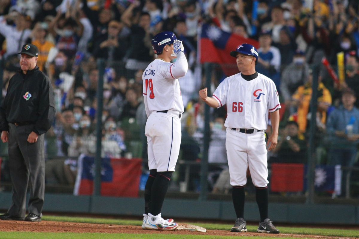 ▲張育成上壘後都會做出敬禮的手勢，連外媒記者都好奇原因。（圖／記者葉政勳攝）