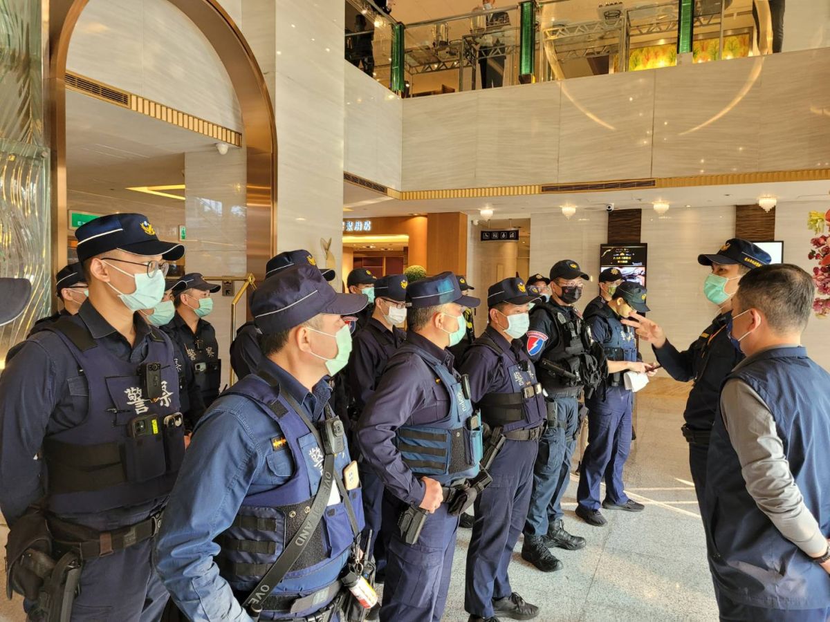 ▲北市警察局中正第二分局警力，今荷槍實彈於台北花園大酒店進行現場蒐證攔檢、盤查的專案勤務。（圖／翻攝畫面）