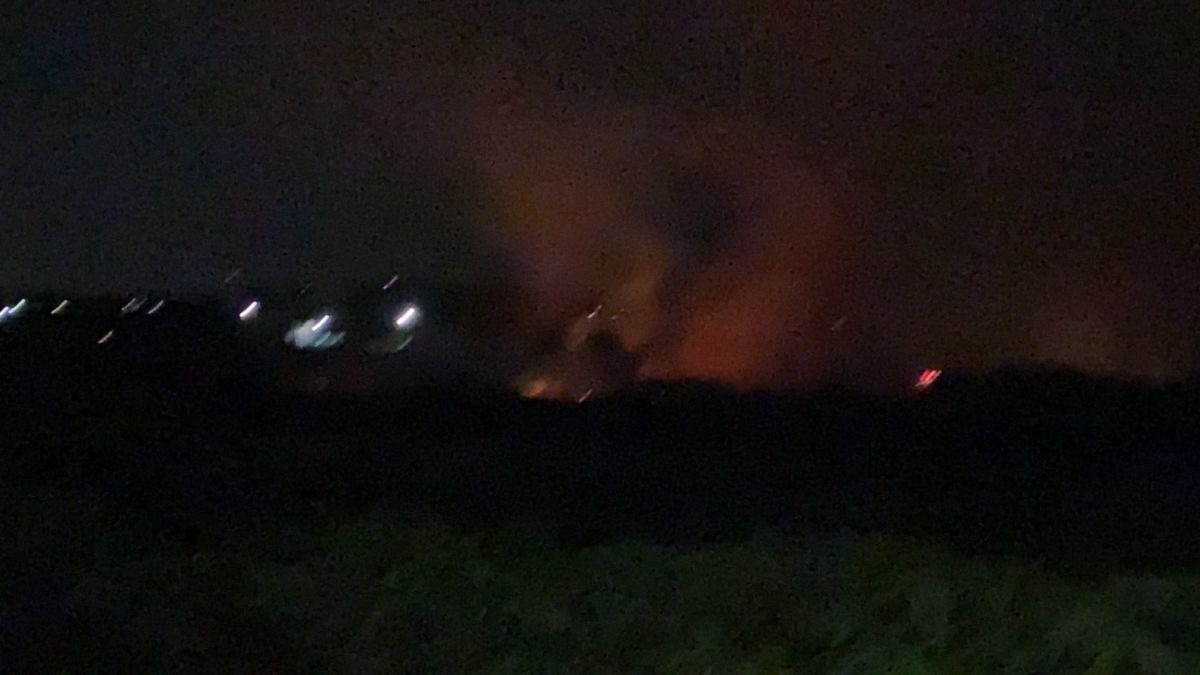 ▲高雄大樹區今天傍晚傳出火警，消防共出動19車38人前往搶救，現場因風勢影響，燃燒面積遼闊，消防局長王志平也到達現場指揮搶救。（圖／高市消防局提供）