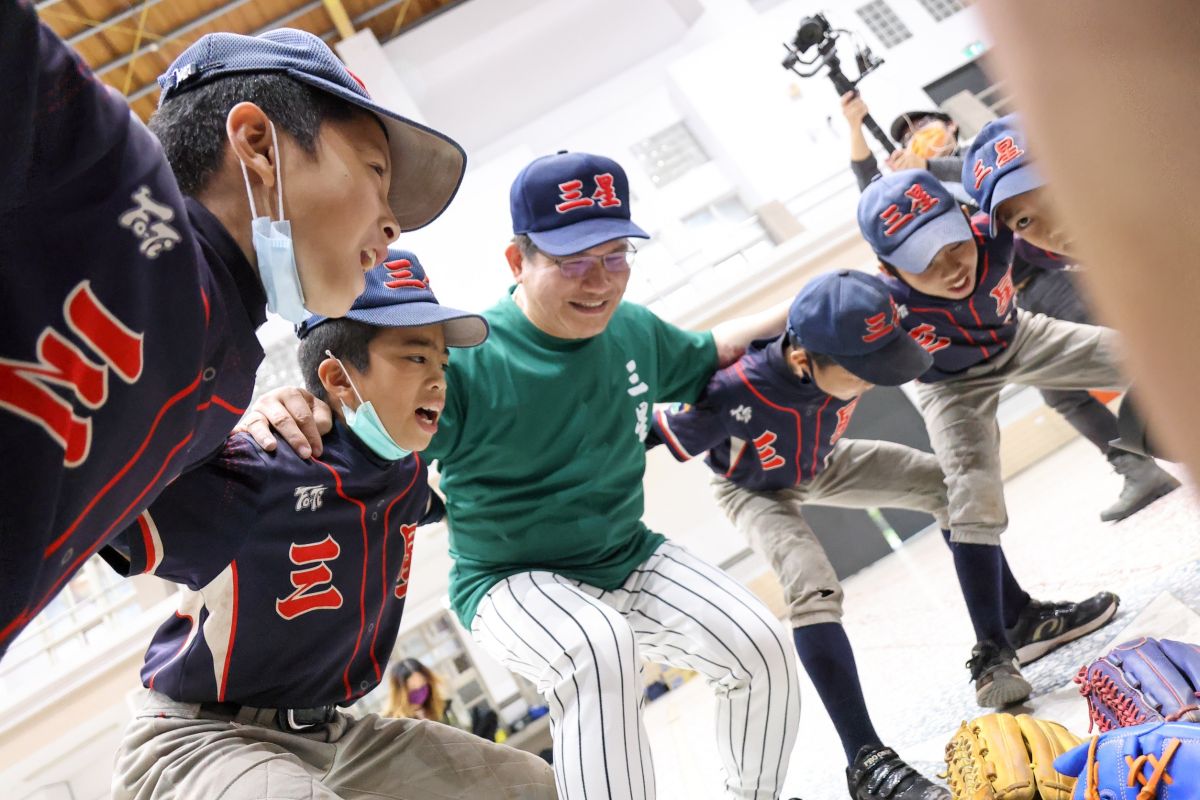 ▲林佳龍關心基層棒球，去年透過「光合之行」到訪宜蘭拜會三星國小棒球隊，關心小球員訓練、飲食狀況。（圖／林佳龍辦公室提供）