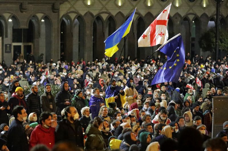 ▲喬治亞國會近日通過「外國代理人」法案首讀，引發民眾不滿，接連走上街頭示威，甚至出現烏克蘭國旗和歐盟旗。（圖／美聯社／達志影像）