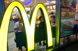 日本缺蛋危機！麥當勞停售蛋堡　7-11「蛋換菜」求出路
