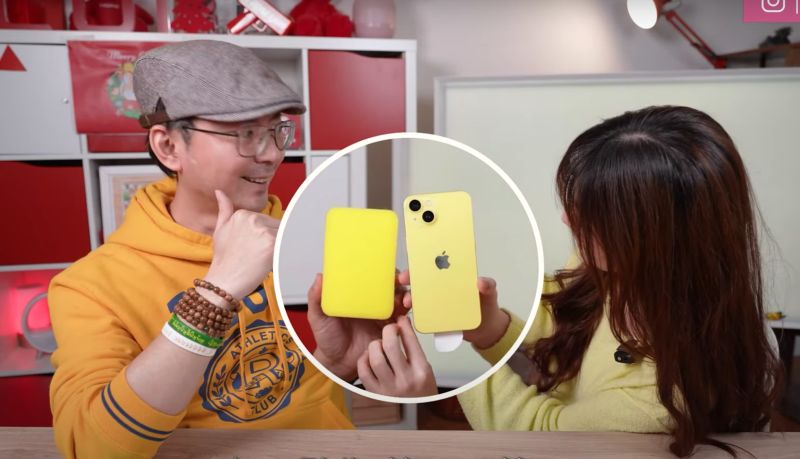 ▲Tim哥用大家都陌生的廚房洗碗海綿對照,iPhone 14 黃色再更淺一些。(圖/翻攝3cTim哥生活日常影片)