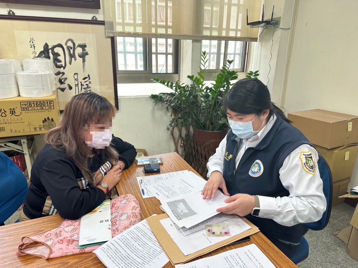 ▲移民署南投縣服務站科員協助黃蓉(化名)申請新住民證照獎勵金。（圖／移民署）