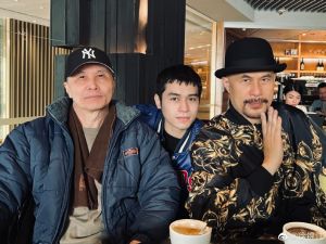 ▲徐錦江(右)和兒子徐菲(中)都是性格帥哥。(圖/翻攝自徐錦江微博) ▲徐錦江(右)和兒子徐菲(中)都是性格帥哥。(圖/翻攝自徐錦江微博)