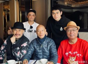 ▲徐錦江(前排左起)、羅家英及兒子(後排右一)合影。(圖/翻攝自徐錦江微博) ▲徐錦江(前排左起)、羅家英及兒子(後排右一)合影。(圖/翻攝自徐錦江微博)