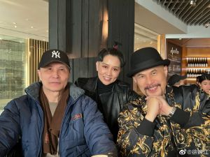 ▲徐錦江太座殷祝平(中)造型依然前衛。(圖/翻攝自徐錦江微博) ▲徐錦江太座殷祝平(中)造型依然前衛。(圖/翻攝自徐錦江微博)