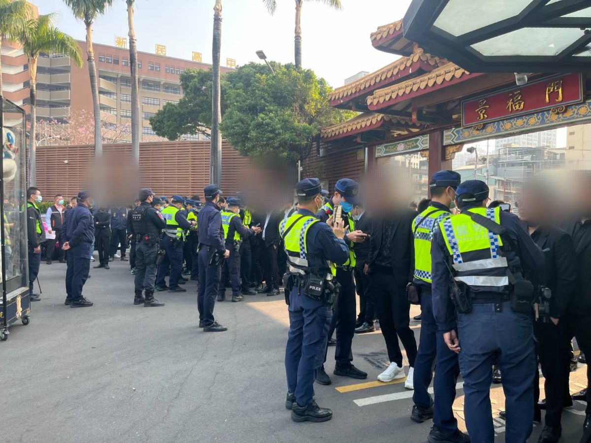 ▲竹聯幫忠堂前堂主董桂均「弟哥」，驟逝，今舉辦公祭，警方調派80多名優勢警力嚴防黑幫藉機滋事(圖／民眾提供2023.3.9)