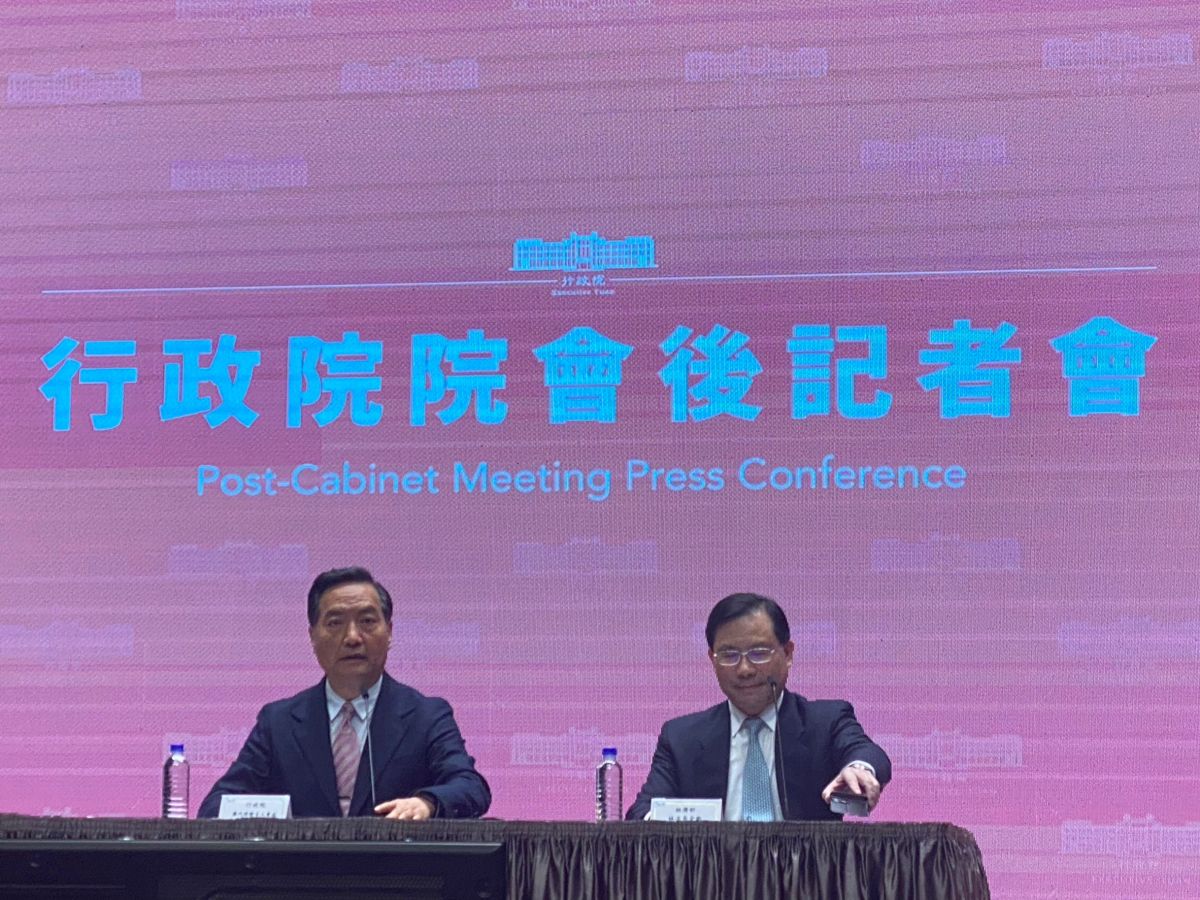 ▲羅秉成轉述行政院長陳建仁於院會中說明，已同意篩檢陽性輕症個案免通報、免隔離，建立自主健康管理「0+N」防疫政策。（圖／記者陳威叡攝，2023.03.09）