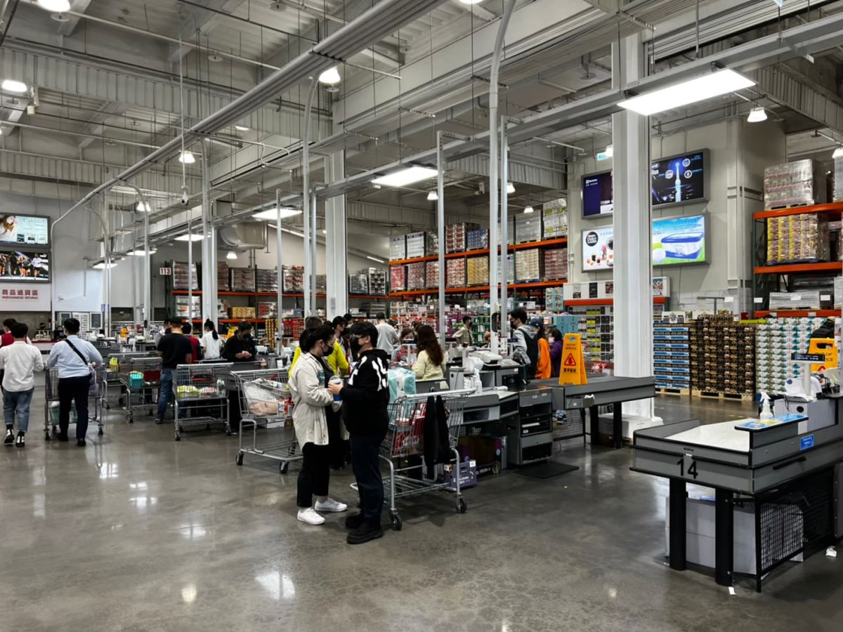 ▲近日一名網友透露，他在排隊結帳時，竟目睹前方顧客推了滿滿3輛購物車的食材，最後付款金額高達30萬，讓他當場看傻。（示意圖／記者張勵德攝）