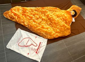 ▲摩斯漢堡巨型炸機睡袋，限量免送。（圖／記者鍾怡婷攝）