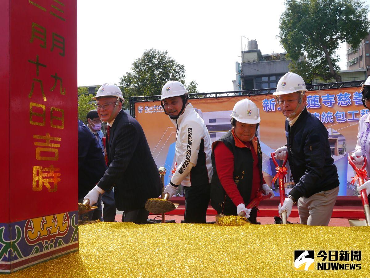 ▲侯友宜與湧蓮寺主委陳宏昌及來賓拿起金鏟，完成蘆洲湧蓮寺公益慈善大樓動土開工儀式。（圖 ／記者吳嘉億攝，2023.03.09）