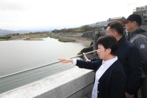 德基水庫水位15天下降13% 盧秀燕建議中央燈號由藍轉綠 ▲盧秀燕2月22日視察石岡壩時,德基水庫的蓄水量是80%。(資料畫面/台中市政府提供,2023.03.09)