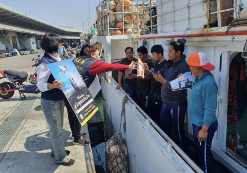 ▲移民署結合警方及漁業署人員前往東港碼頭與漁工聚集的東港魚市場。（圖／移民署）
