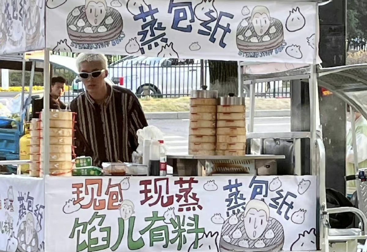 ▲有人目擊徐炳超在杭州街頭賣包子，消息曝光後瞬間登上微博熱搜。（圖／翻攝自微博）